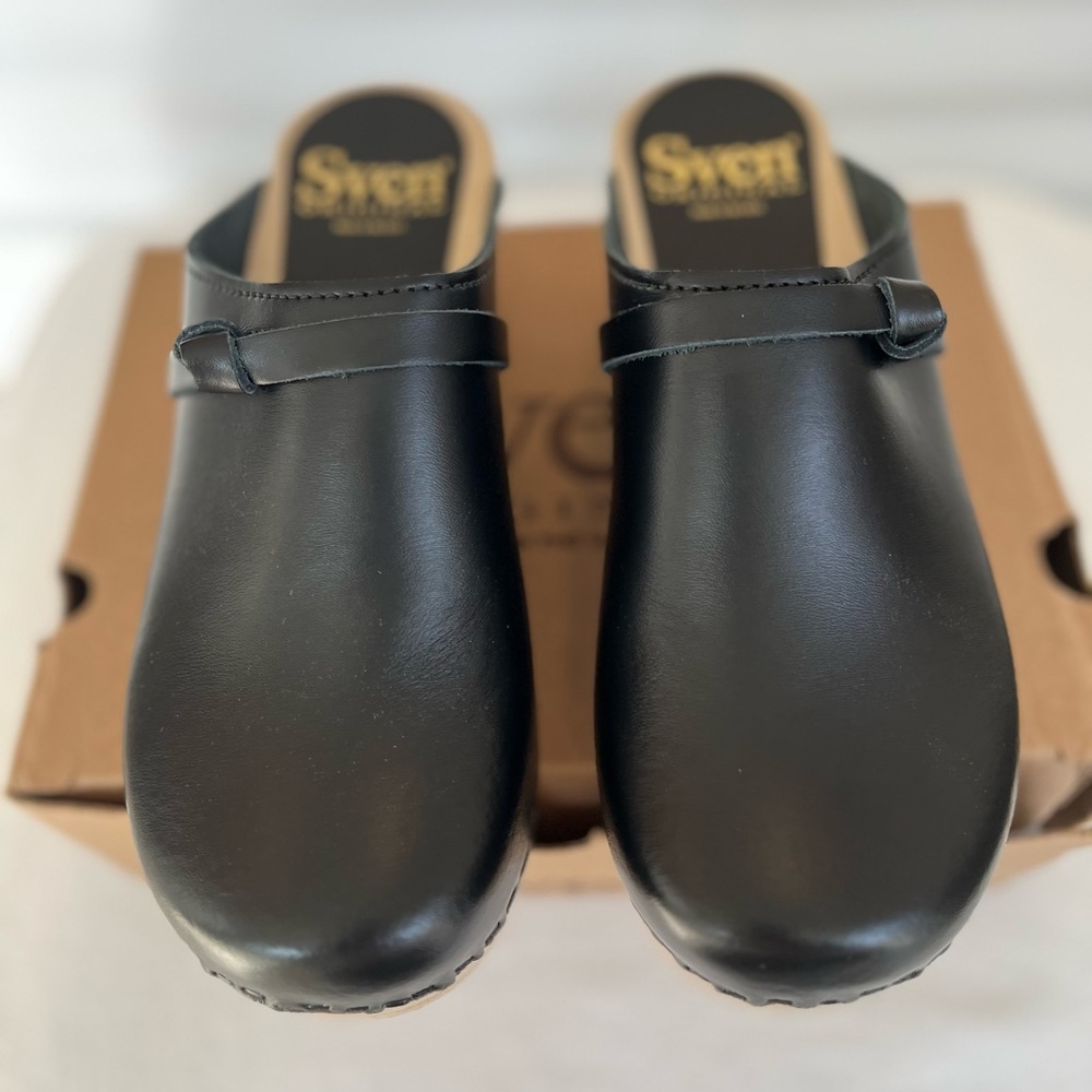 Black leather Sven Clogs with natural wood bottom size 37.  Fits like a 36.5.